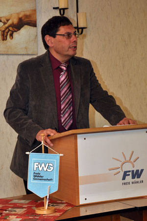 Der 1. Vorsitzende Hans-Jürgen Kunz erläutert die Positionen und Ziele der Freien Wähler